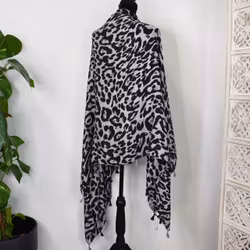 Sjal med Tofsar Leopard GRÅ