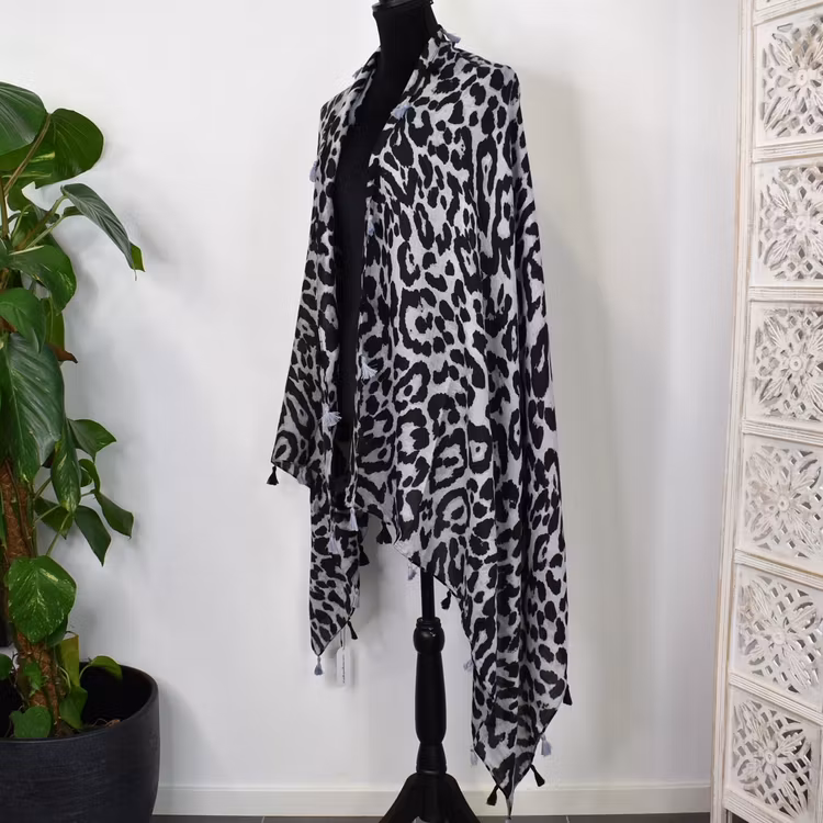 Sjal med Tofsar Leopard GRÅ