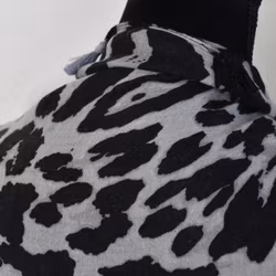 Sjal med Tofsar Leopard GRÅ