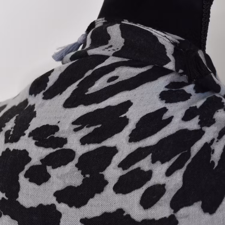 Sjal med Tofsar Leopard GRÅ