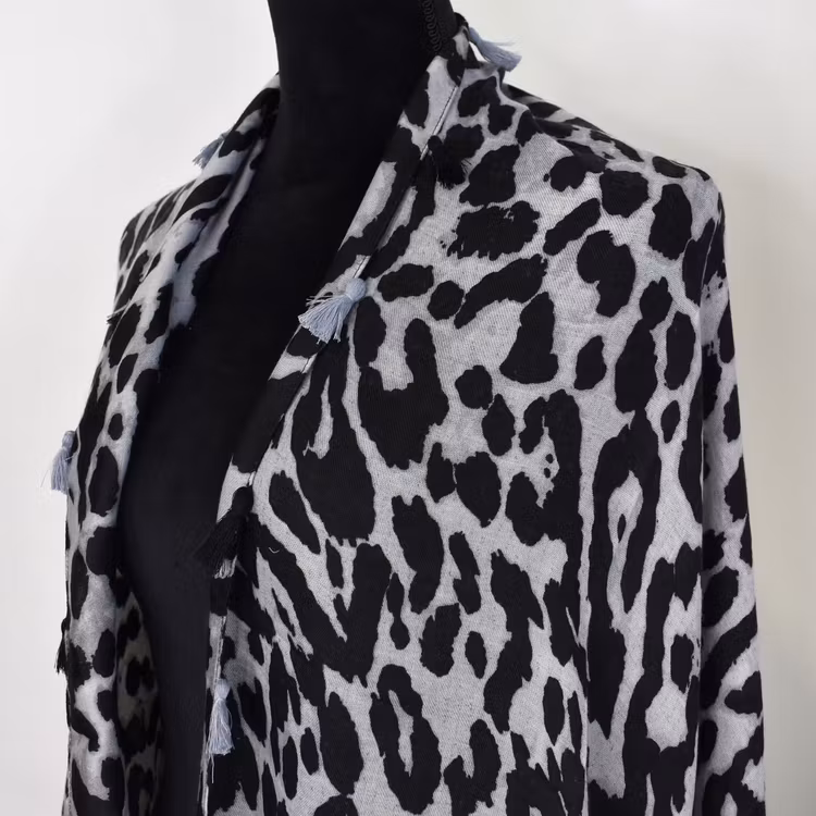 Sjal med Tofsar Leopard GRÅ