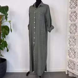 Lång skjortklänning med fickor KAKI