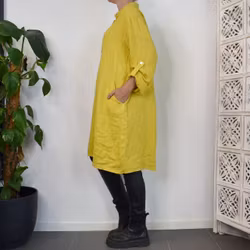 Kort skjortklänning i linne SENAP