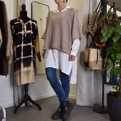 Stickad Ponchotröja Nessa TAUPE - Mix By Heart