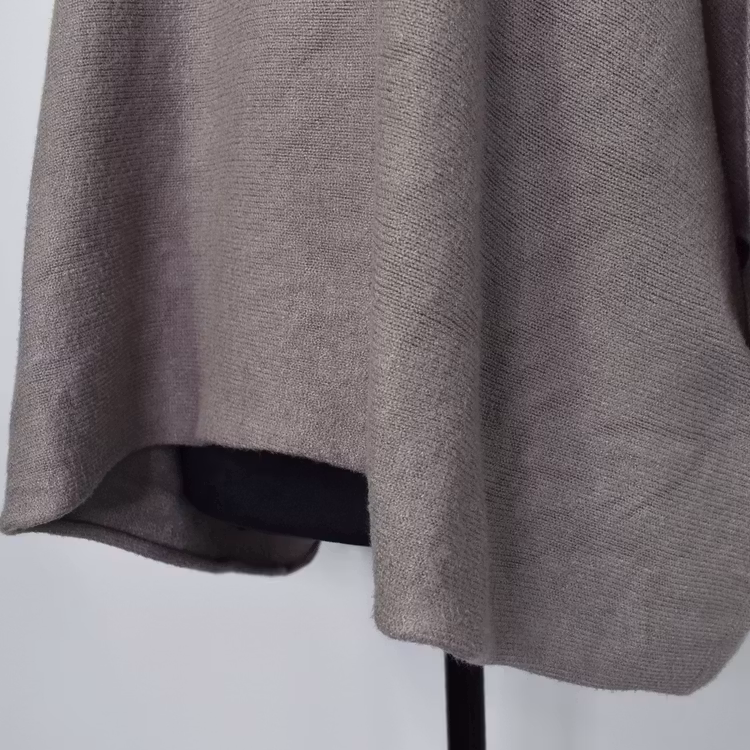 Stickad Ponchotröja Nessa TAUPE - Mix By Heart