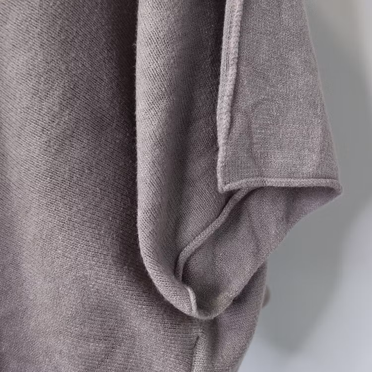 Stickad Ponchotröja Nessa TAUPE - Mix By Heart
