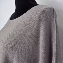 Stickad Ponchotröja Nessa TAUPE - Mix By Heart