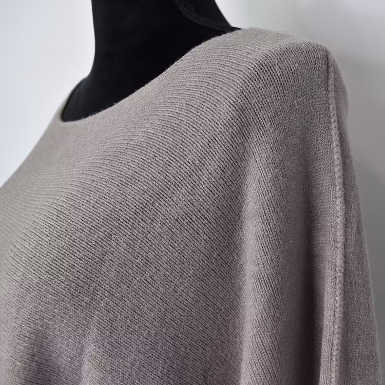 Stickad Ponchotröja Nessa TAUPE - Mix By Heart