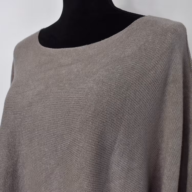 Stickad Ponchotröja Nessa TAUPE - Mix By Heart