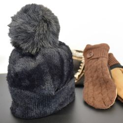 Stickad Mössa SVART