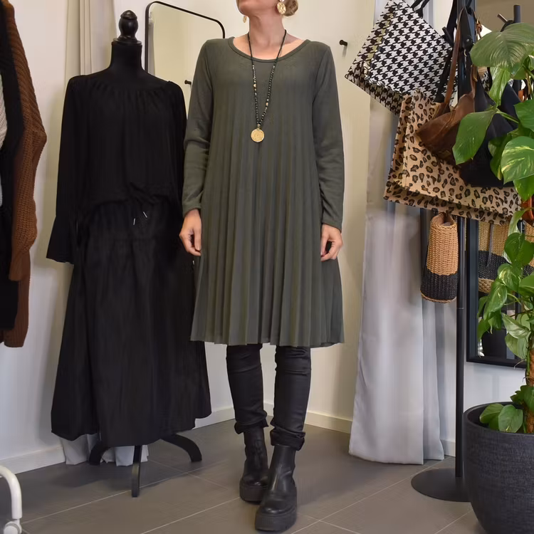 Klänning Jasmin Plisserad MILITARY - Marta du Chateau