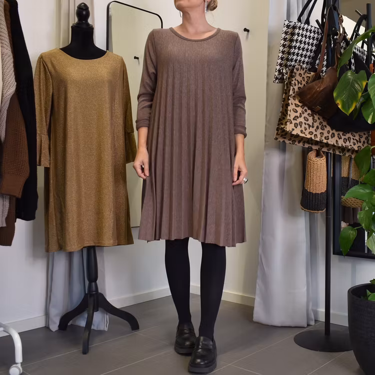 Klänning Jasmin Plisserad TAUPE - Marta du Chateau