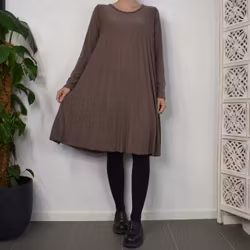Klänning Jasmin Plisserad TAUPE - Marta du Chateau