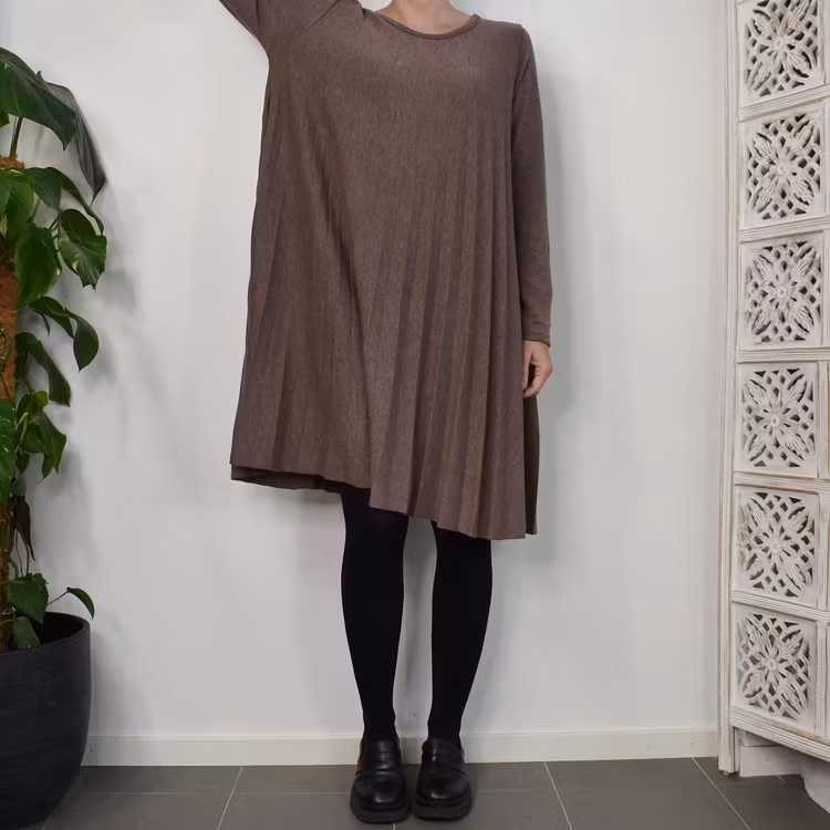 Klänning Jasmin Plisserad TAUPE - Marta du Chateau