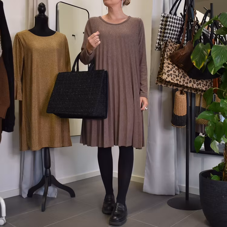 Klänning Jasmin Plisserad TAUPE - Marta du Chateau
