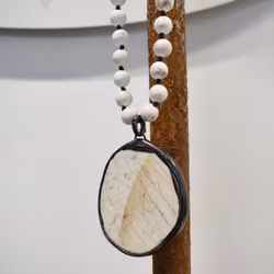 Halsband Lizzy VIT- The Moshi