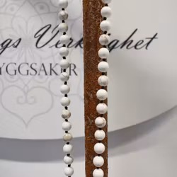 Halsband Lizzy VIT- The Moshi