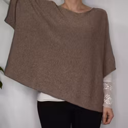 Stickad Ponchotröja TAUPE