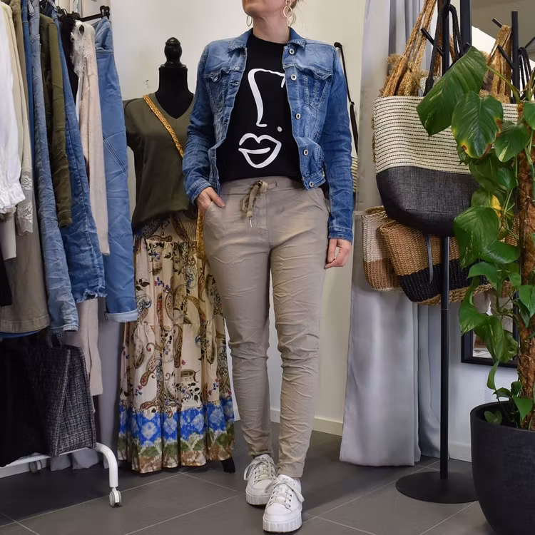 T-shirt Girl SVART - Estee Brown