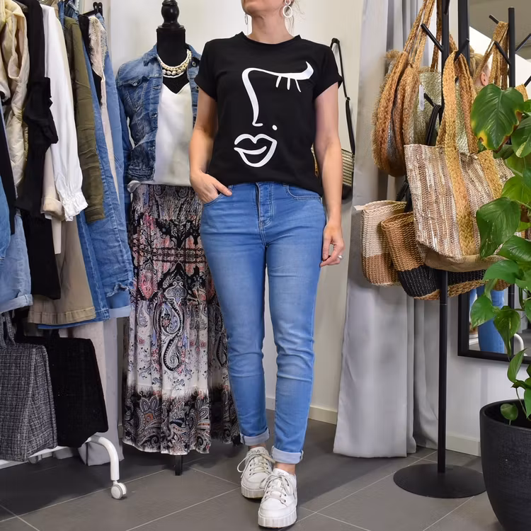 T-shirt Girl SVART - Estee Brown