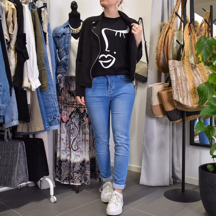 T-shirt Girl SVART - Estee Brown