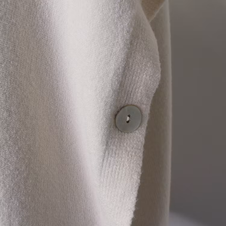 Stickad Ponchotröja med Knappar ECRU