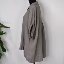 Kort linneskjorta med Volang TAUPE