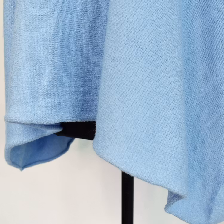 Stickad Ponchotröja HIMMELBLÅ