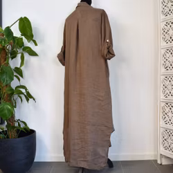 Lång skjortklänning i linne BRUN FANGO