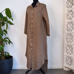 Lång skjortklänning i linne BRUN FANGO