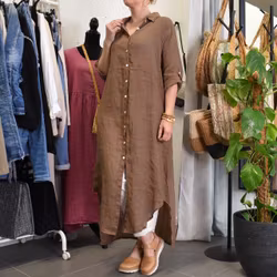 Lång skjortklänning i linne BRUN FANGO