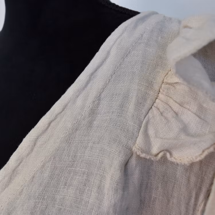 Linnetopp med volangärm BEIGE