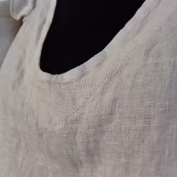 Linnetopp med volangärm BEIGE