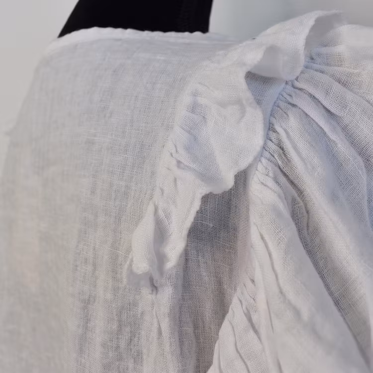 Linnetopp med volangärm VIT