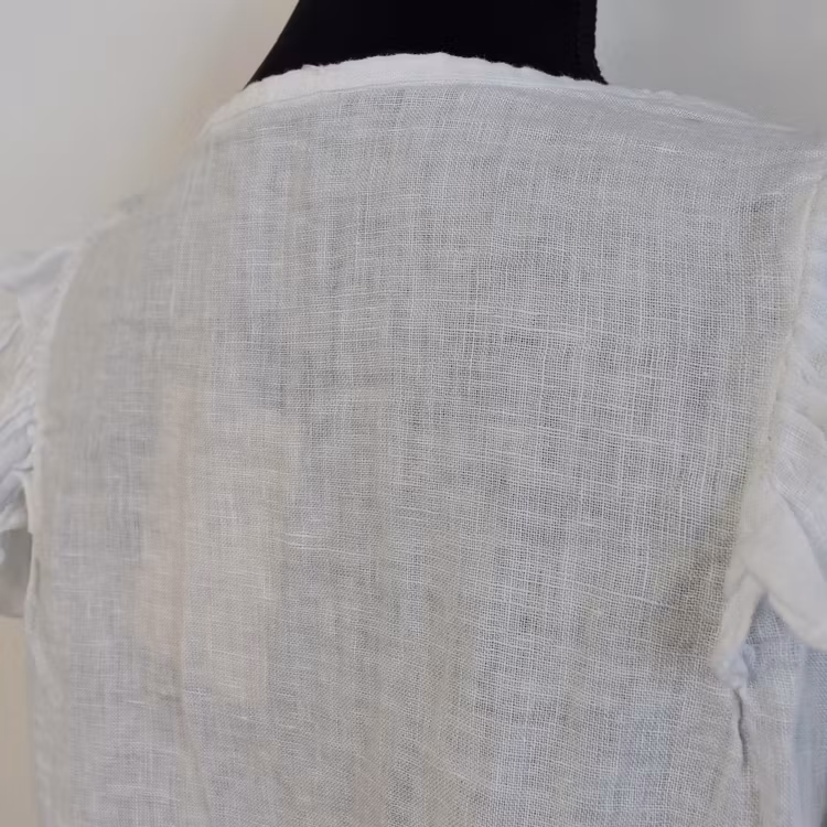 Linnetopp med volangärm VIT