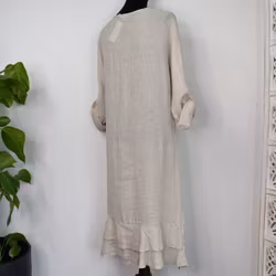 Linneklänning med volang LJUSBEIGE