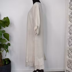 Linneklänning med volang LJUSBEIGE