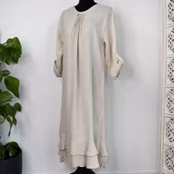 Linneklänning med volang LJUSBEIGE