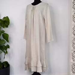 Linneklänning med volang LJUSBEIGE