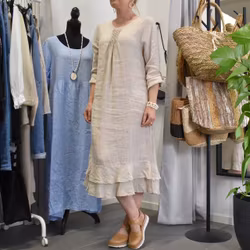 Linneklänning med volang LJUSBEIGE