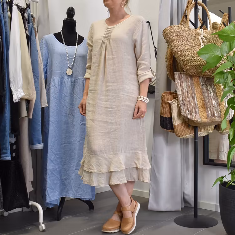 Linneklänning med volang LJUSBEIGE