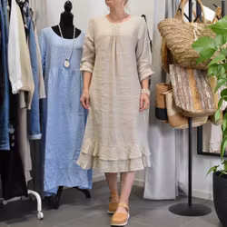 Linneklänning med volang LJUSBEIGE