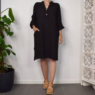 Kort Linneklänning med Krås SVART