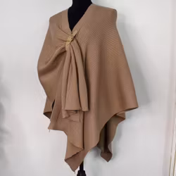 Poncho-sjal med spänne TAUPE
