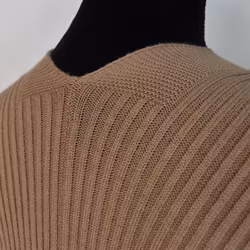 Poncho-sjal med spänne TAUPE