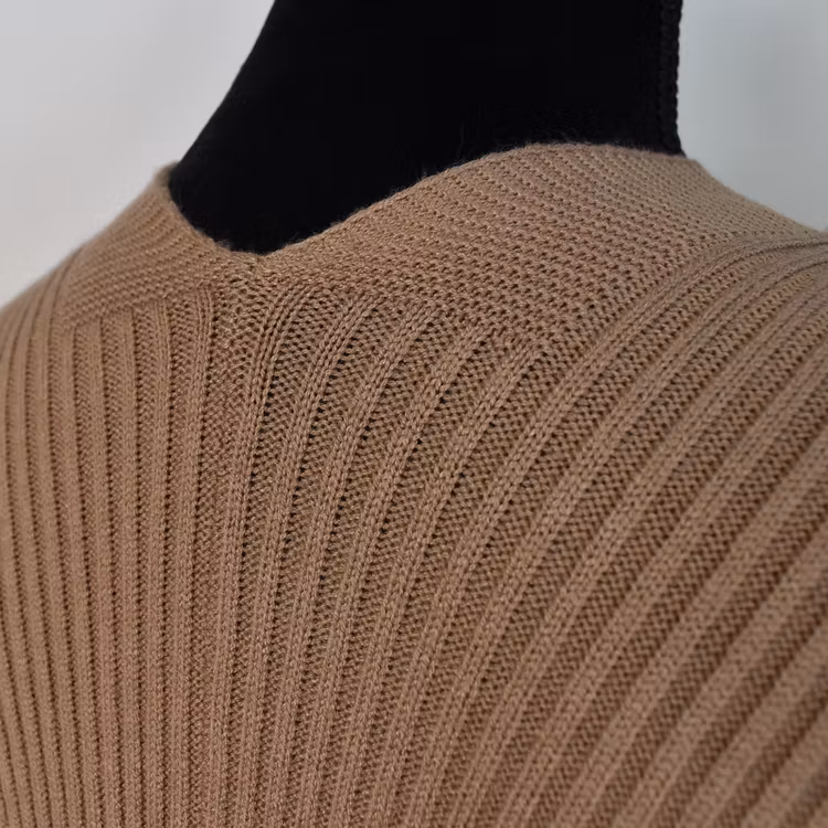Poncho-sjal med spänne TAUPE