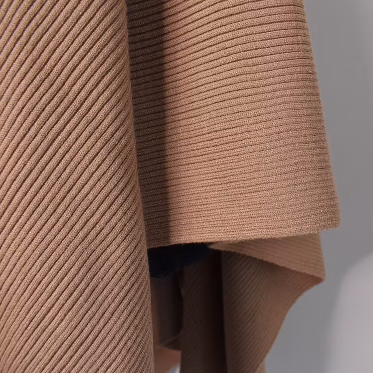 Poncho-sjal med spänne TAUPE
