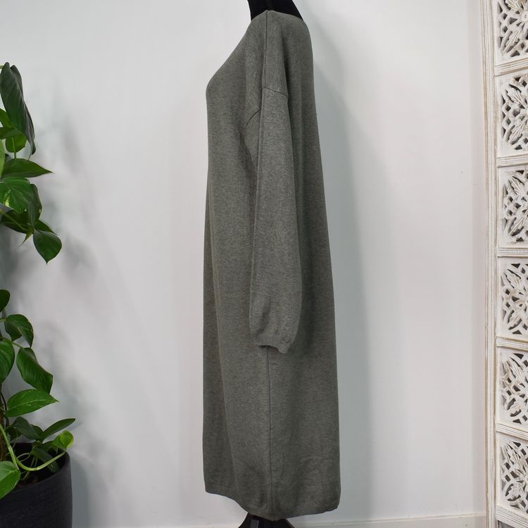 Finstickad klänning KAKI