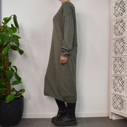 Finstickad klänning KAKI