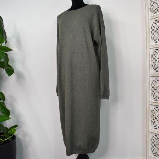 Finstickad klänning KAKI